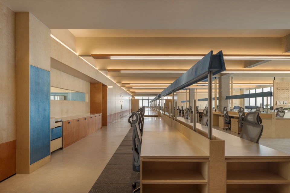 aaastand office by tra studio