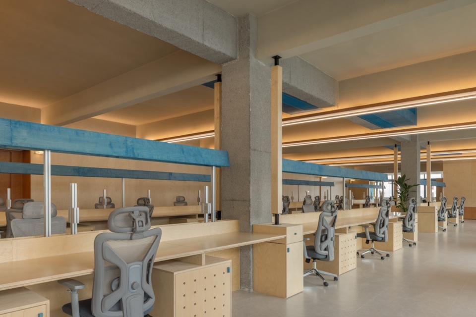 aaastand office by tra studio