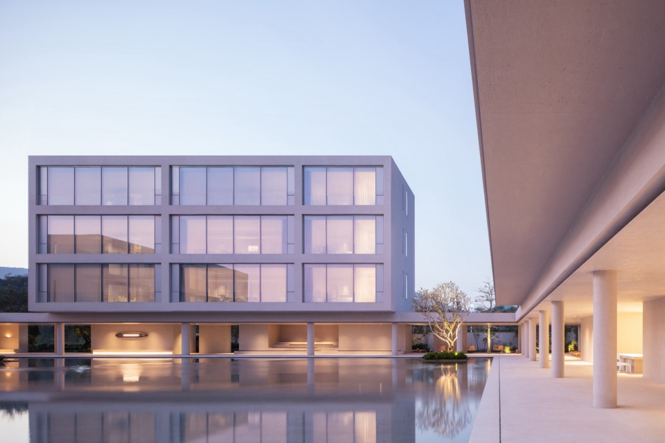 Riyue Bay Yuyue Artia Hotel by BLUE Architecture Studio