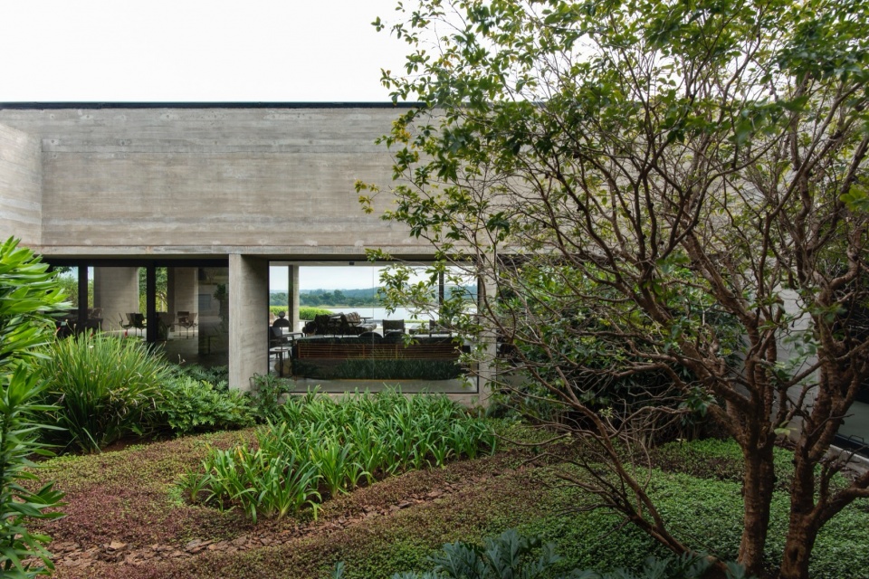 CASA PAULA by Luciano Kruk Arquitectos
