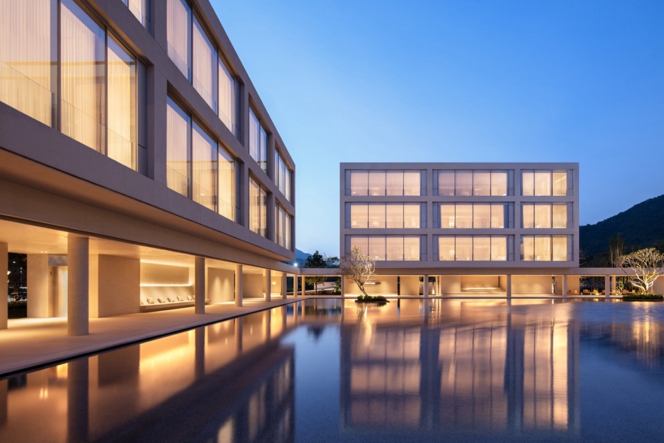 Riyue Bay Yuyue Artia Hotel by BLUE Architecture Studio
