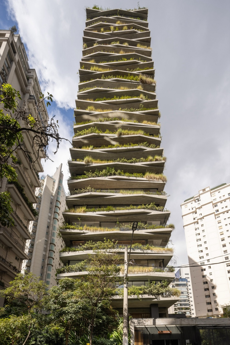 Leopoldo 1201 Building Landscaping by aflalo gasperini arquitetos
