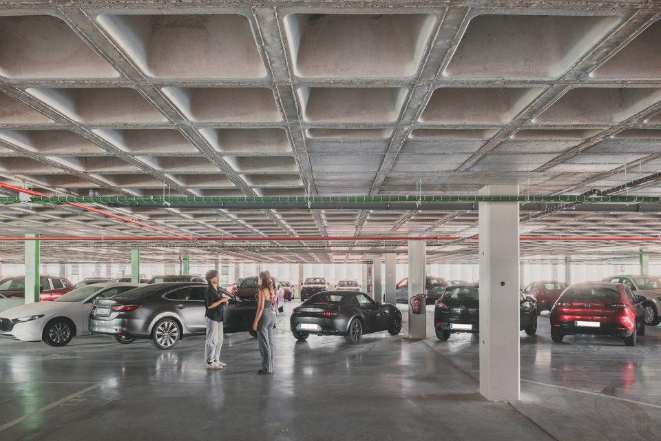 leganes auto center by ooiio architecture