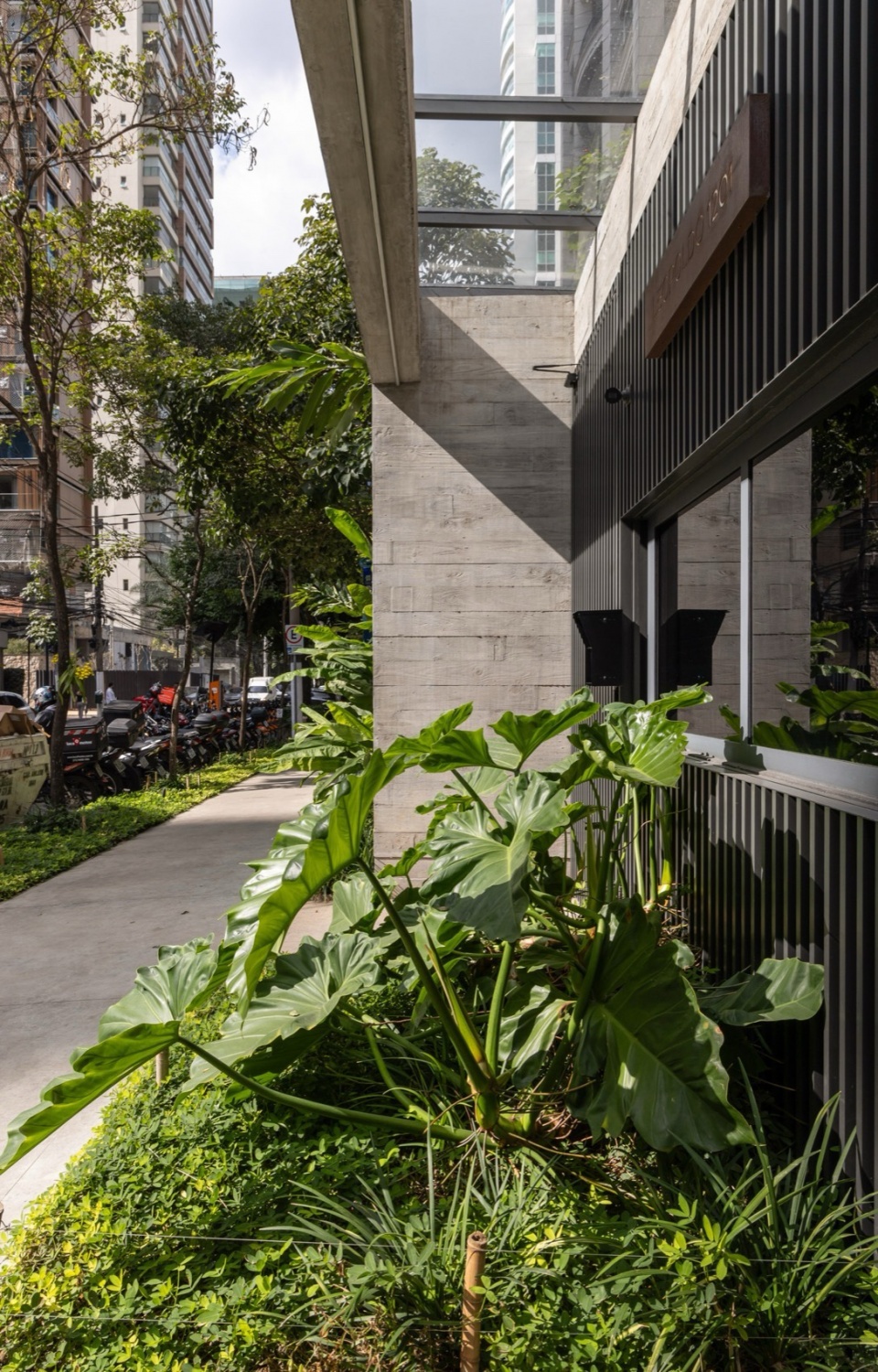 Leopoldo 1201 Building Landscaping by aflalo gasperini arquitetos