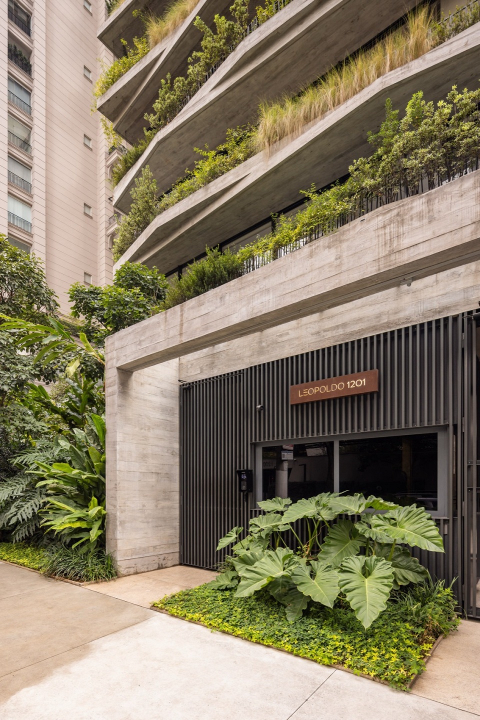 Leopoldo 1201 Building Landscaping by aflalo gasperini arquitetos