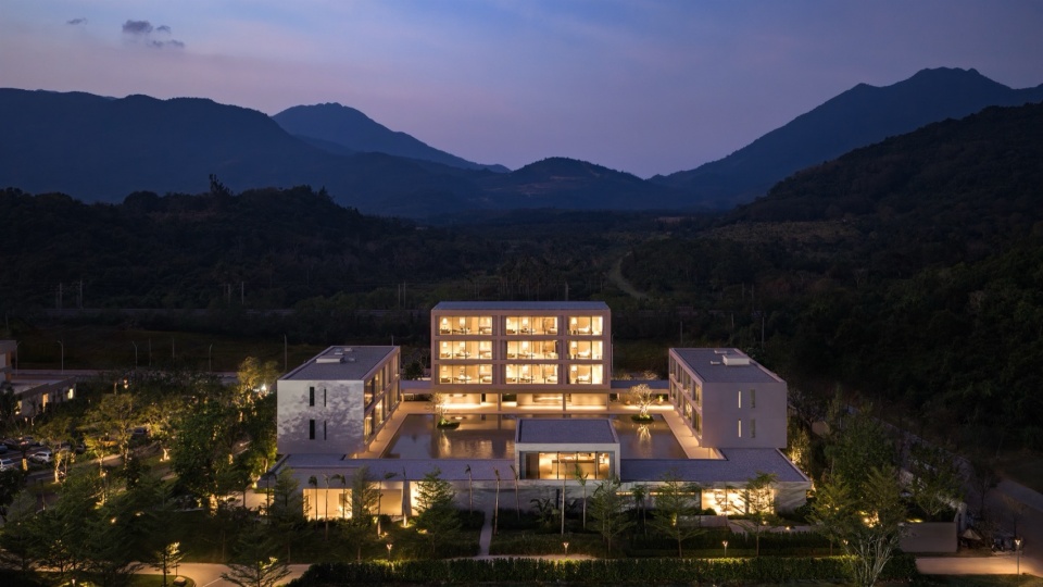 Riyue Bay Yuyue Artia Hotel by BLUE Architecture Studio
