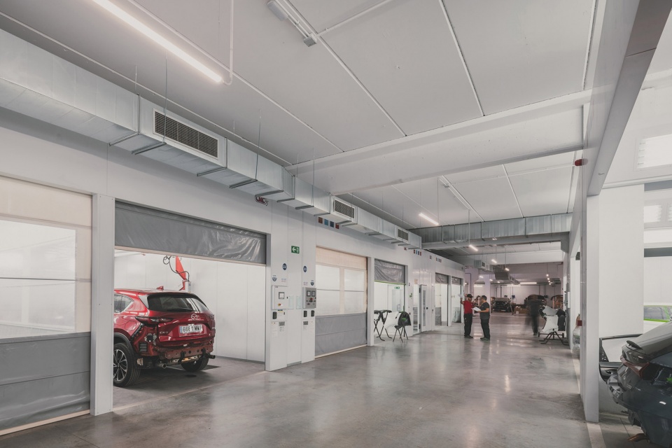 leganes auto center by ooiio architecture