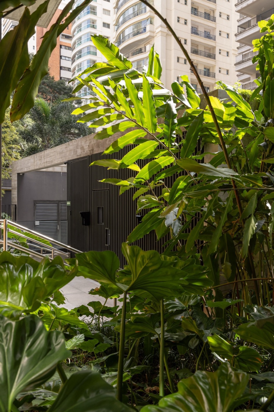 Leopoldo 1201 Building Landscaping by aflalo gasperini arquitetos
