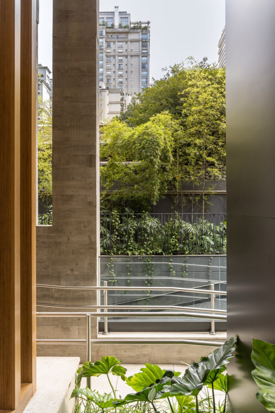 Leopoldo 1201 Building Landscaping by aflalo gasperini arquitetos
