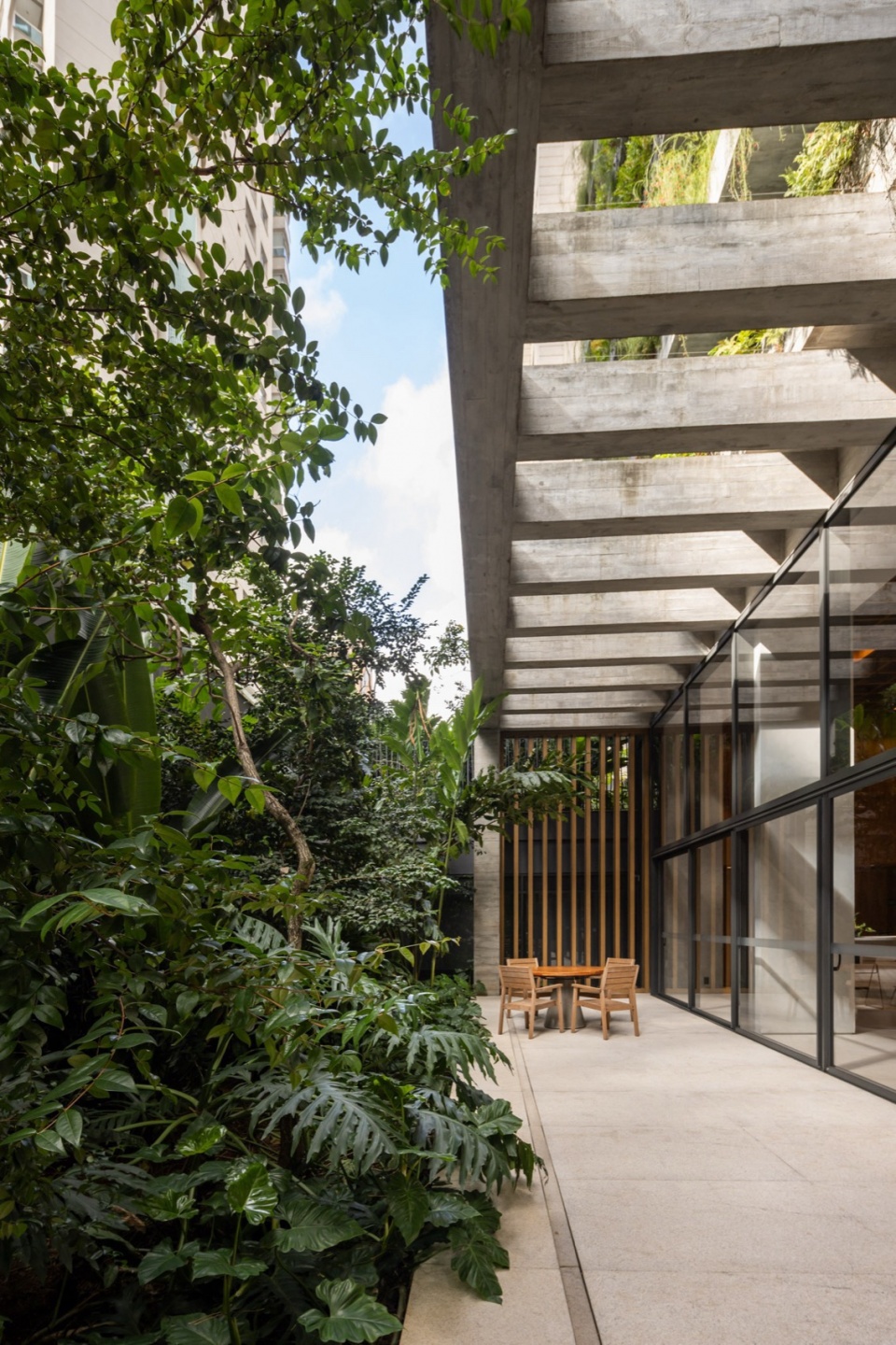 Leopoldo 1201 Building Landscaping by aflalo gasperini arquitetos