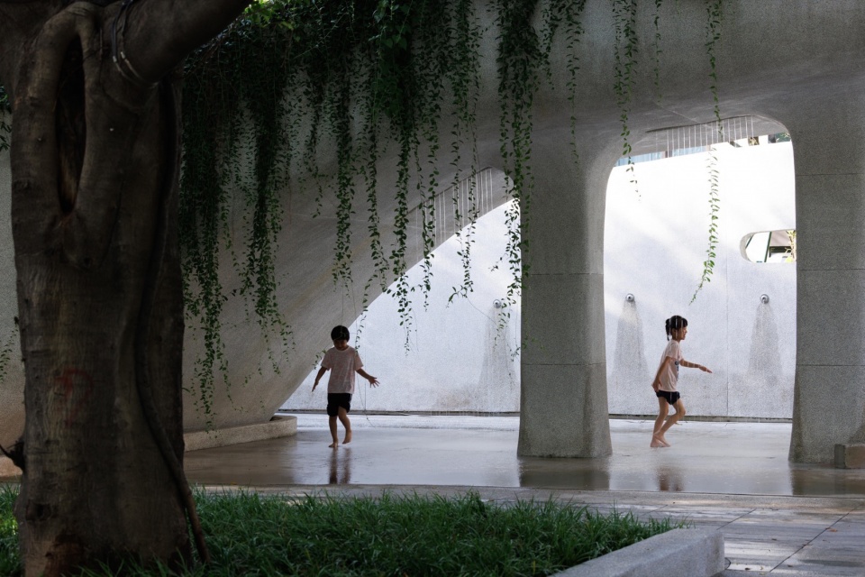 Guangzhou Huangpu New Town 101 Banyan Park by ROXin Design