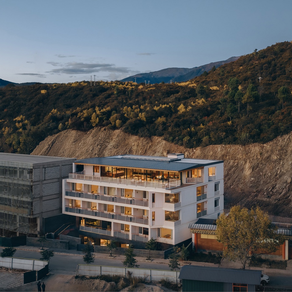 kawagebo snow mountain hotel by moguang studio