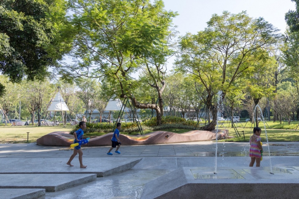 Guangzhou Huangpu New Town 101 Banyan Park by ROXin Design