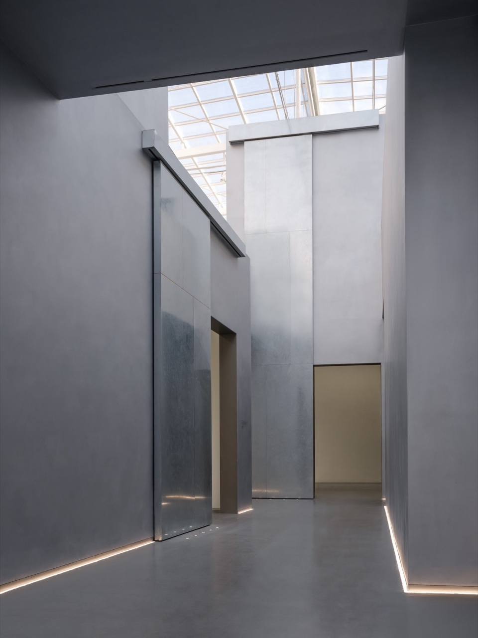 「落九天」体量垂直叠加展厅与办公区,成为「山系主峰」The “Peak” volume stacks staff office on top of a gallery hall is the visual focus of the museum &l...