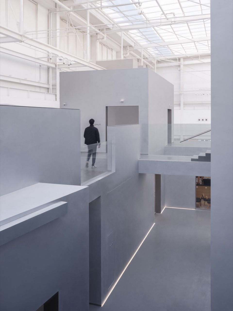 自连桥望向谷底、二层展厅及展示平台View of the “Valley” the Exhibition Terraces and a 2F Gallery from a bridge©刘松恺Songkai Liu