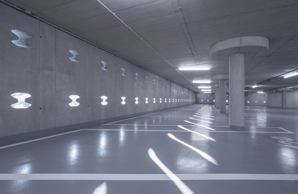 Parking Houe in Doln Franek Architects