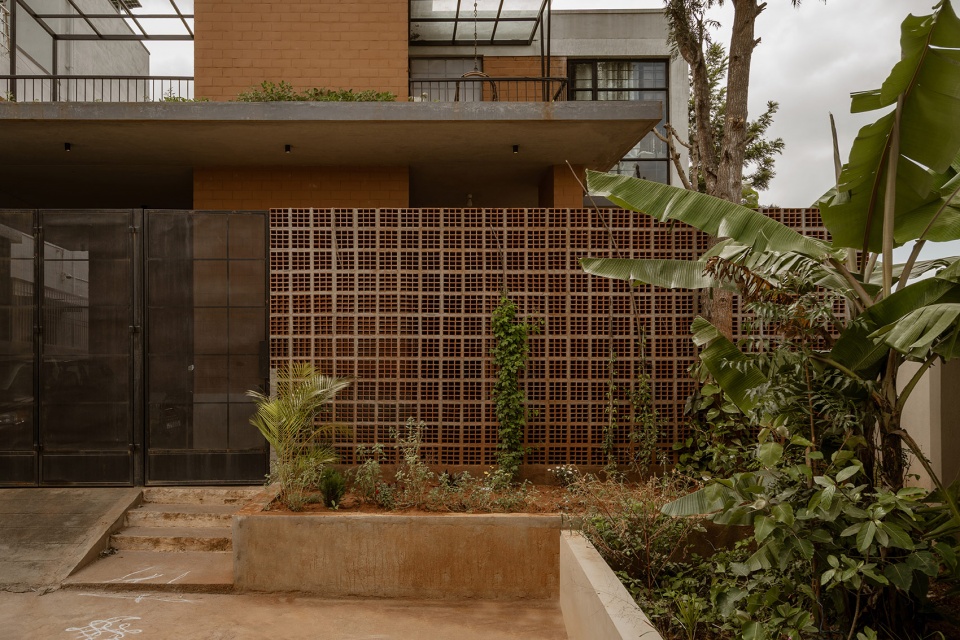 mud house by aagaram architects