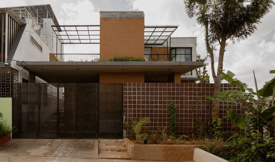 mud house by aagaram architects