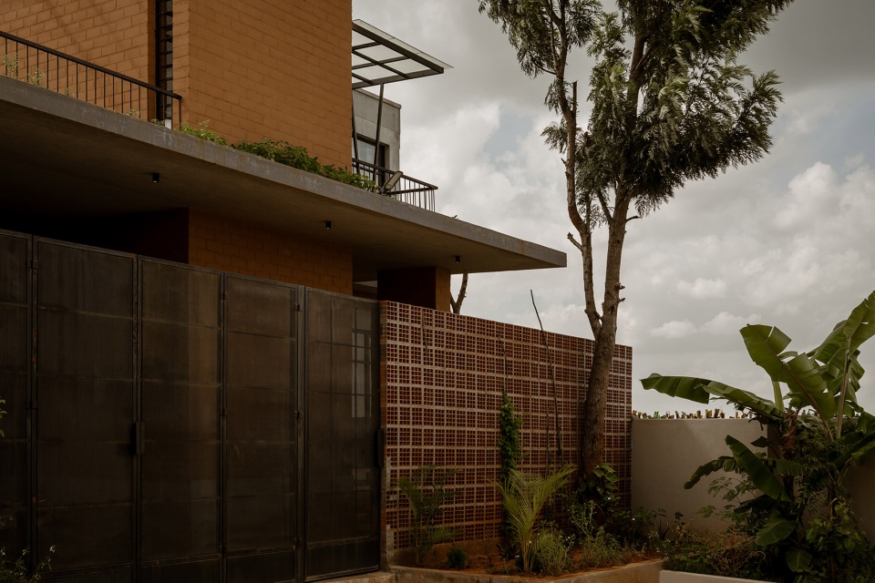 mud house by aagaram architects
