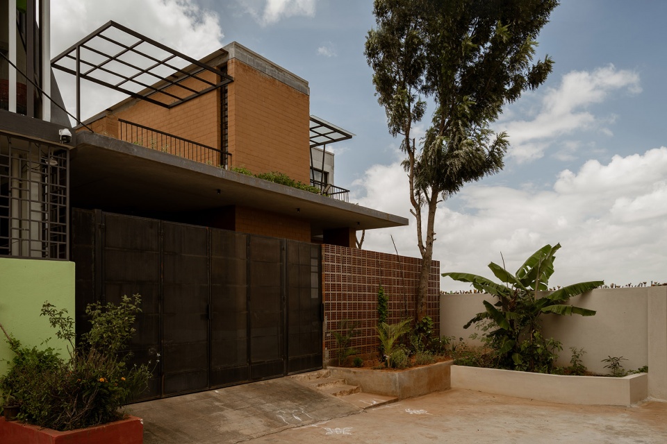mud house by aagaram architects