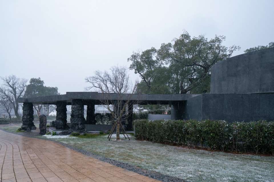 Ink Wash Pool by yad studio