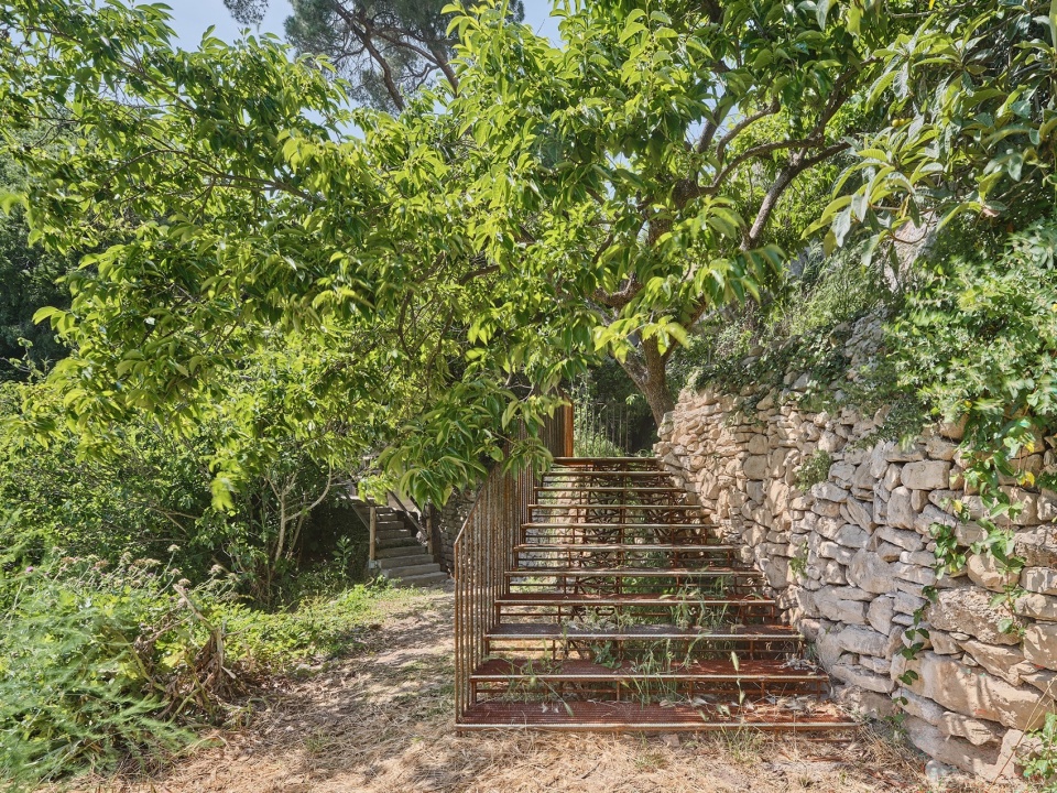 Landscape staircase in la Vall del Paradis by Comas Pont arquitectes