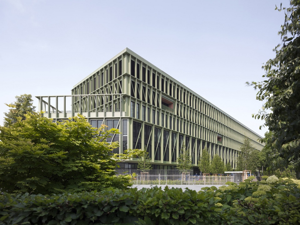 i8 office building by c f moller architects