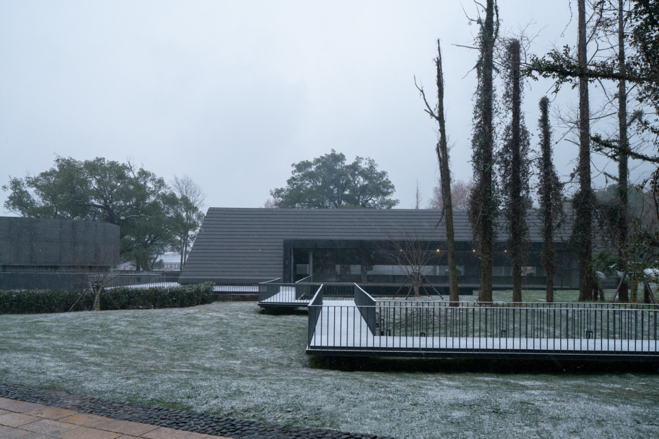 Ink Wash Pool by yad studio