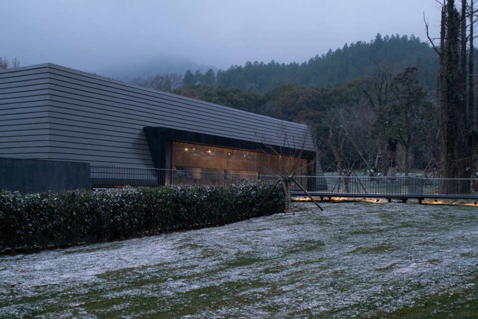 Ink Wash Pool by yad studio