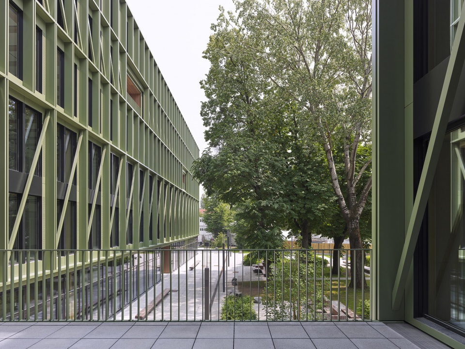 i8 office building by c f moller architects