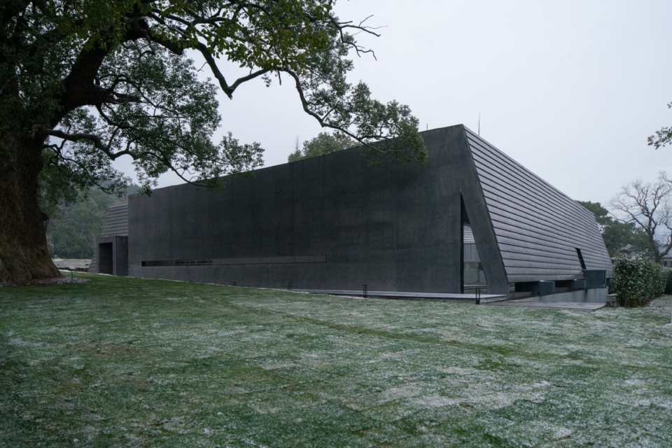 Ink Wash Pool by yad studio
