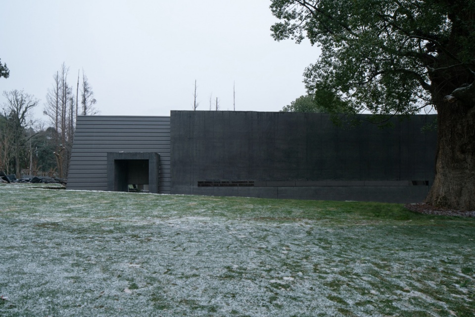 Ink Wash Pool by yad studio