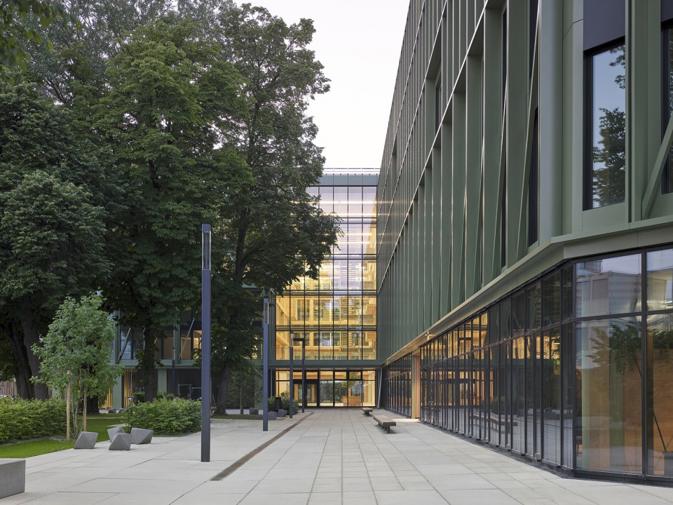 i8 office building by c f moller architects