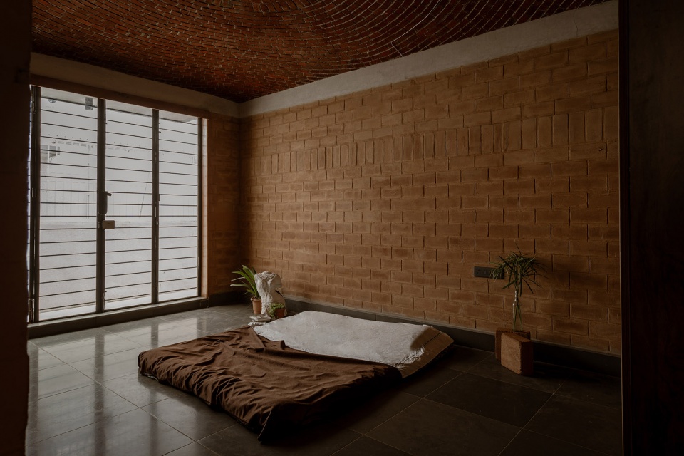 mud house by aagaram architects