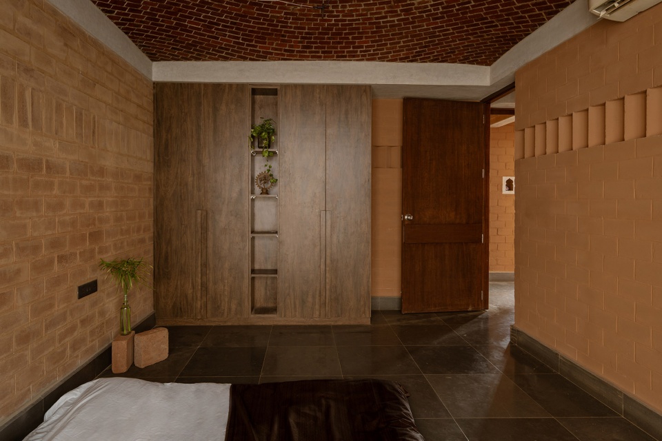 mud house by aagaram architects