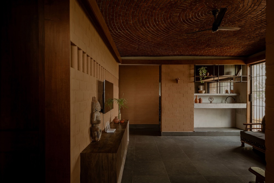 mud house by aagaram architects