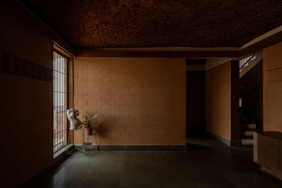 mud house by aagaram architects