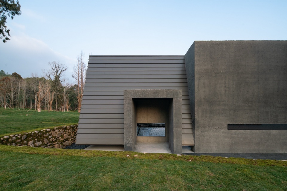 Ink Wash Pool by yad studio