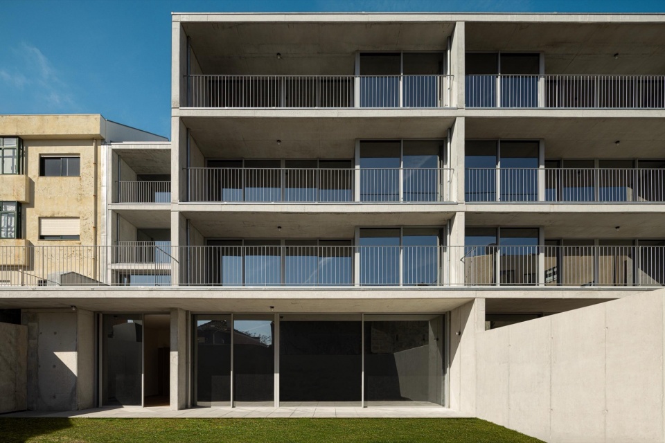 Edifício De Habitacao Multifamiliar Hintze Ribeiro By Helder Da Rocha Arquitectos