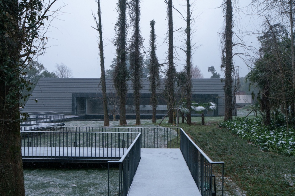 Ink Wash Pool by yad studio