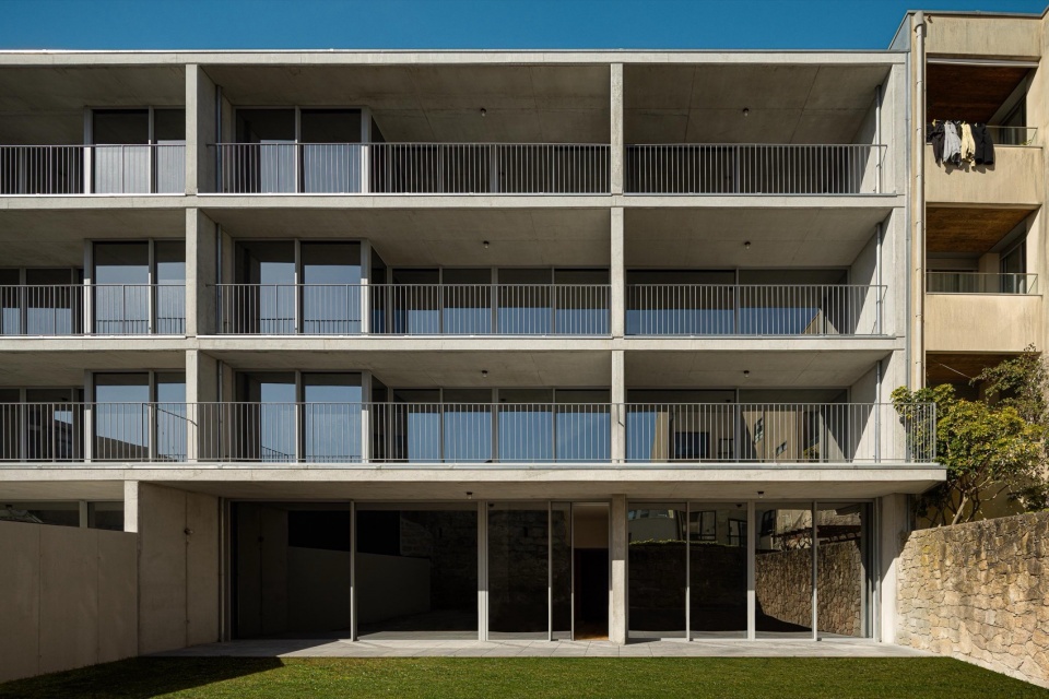 Edifício De Habitacao Multifamiliar Hintze Ribeiro By Helder Da Rocha Arquitectos