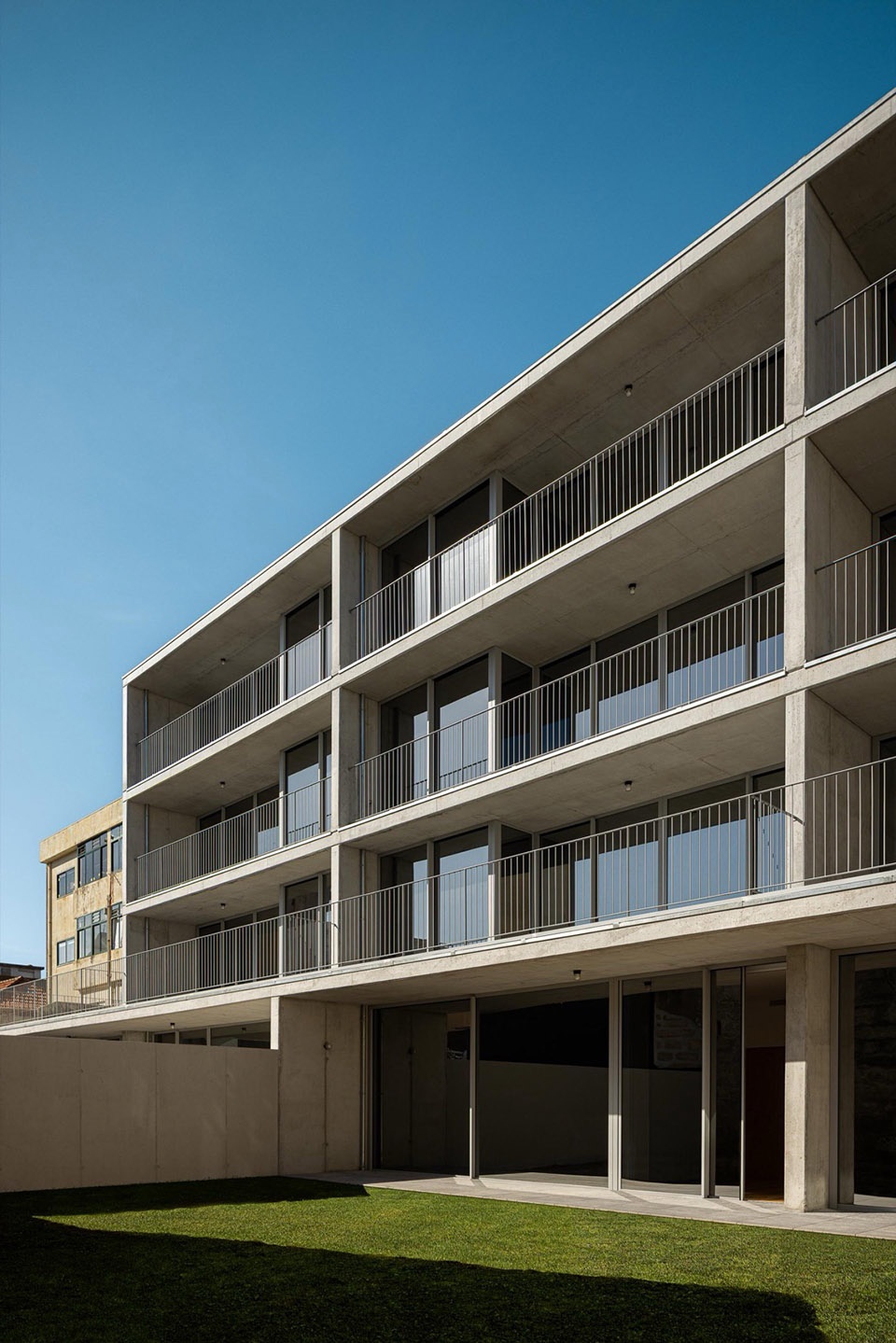 Edifício De Habitacao Multifamiliar Hintze Ribeiro By Helder Da Rocha Arquitectos