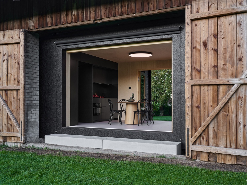 the box in the barn by facha architekti