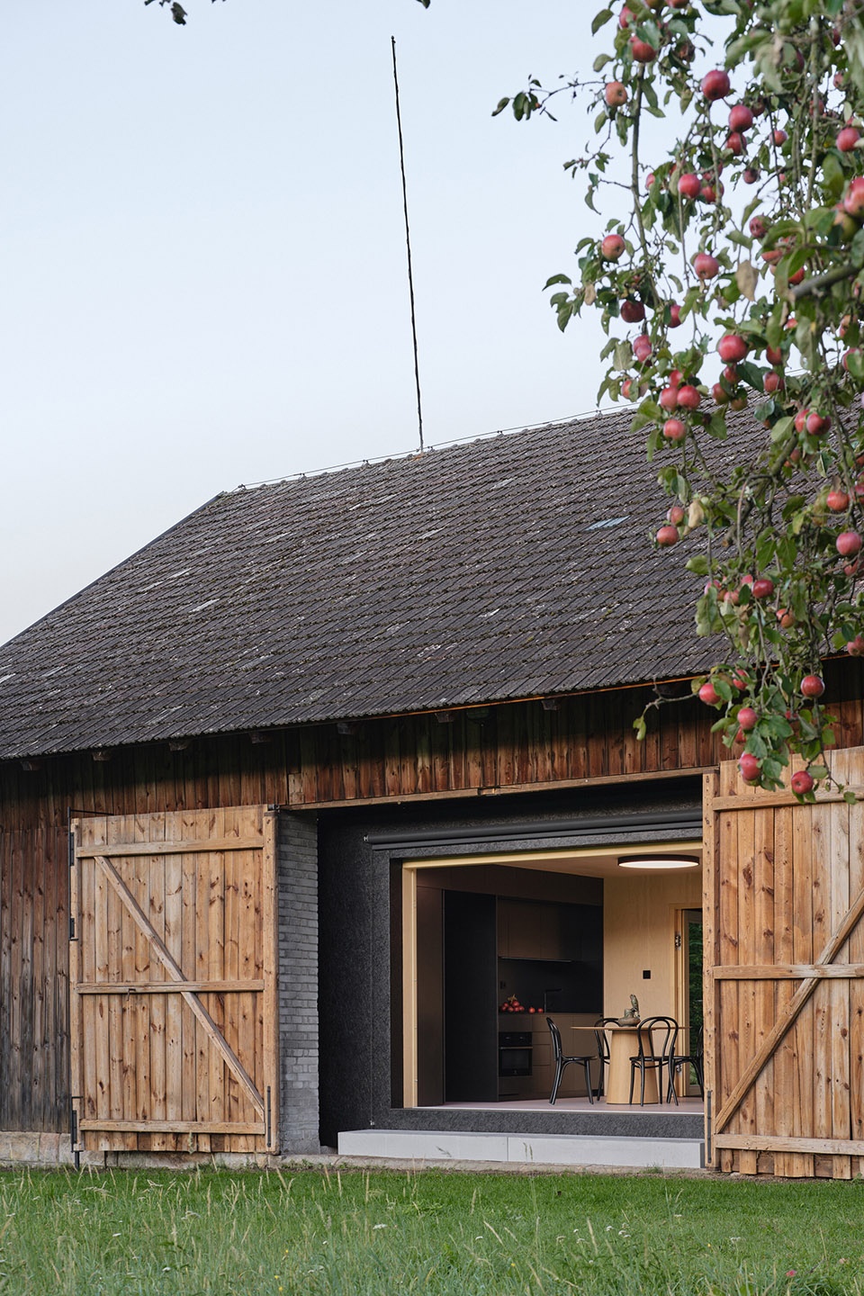 the box in the barn by facha architekti