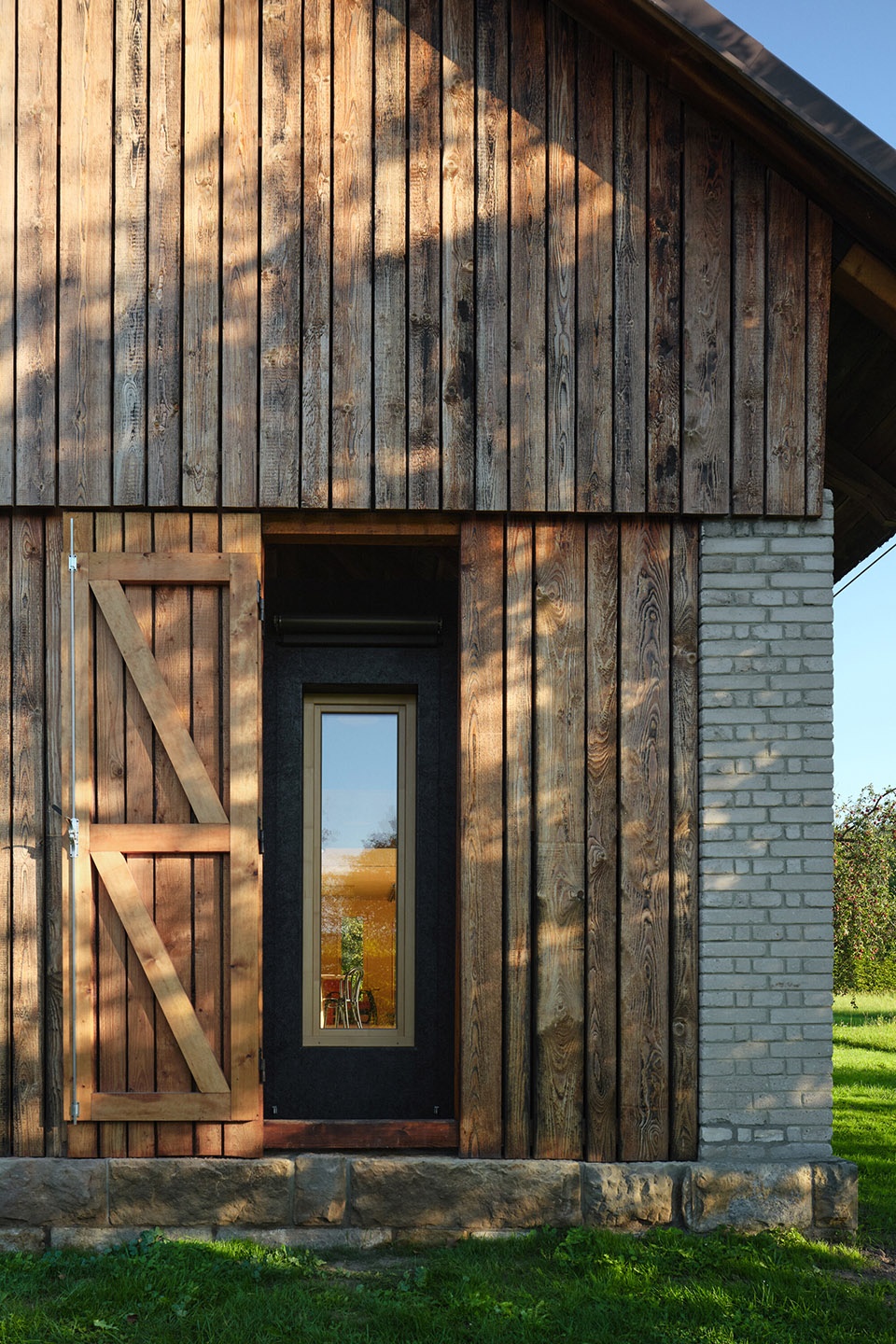 the box in the barn by facha architekti