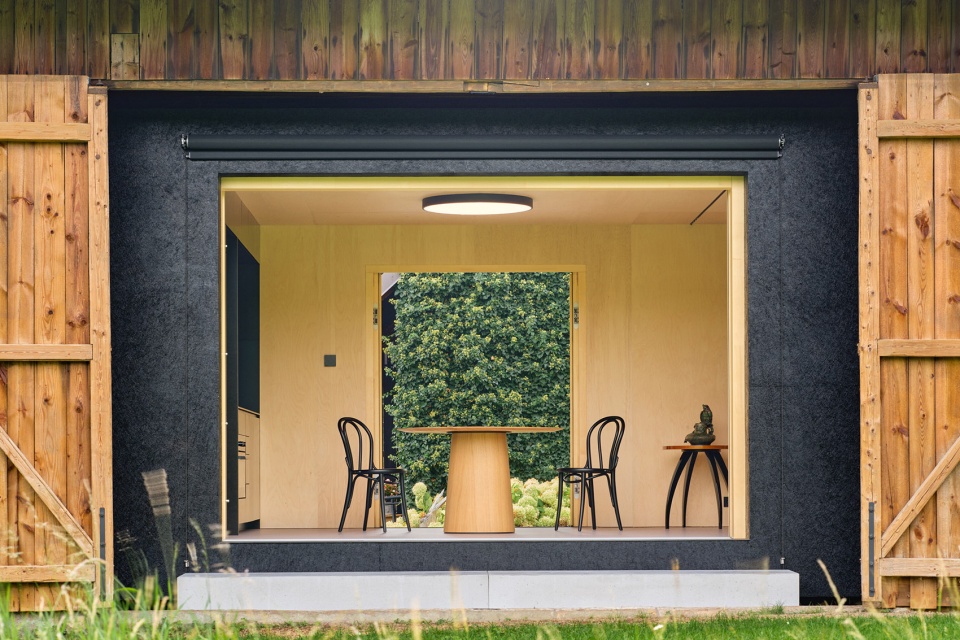 the box in the barn by facha architekti