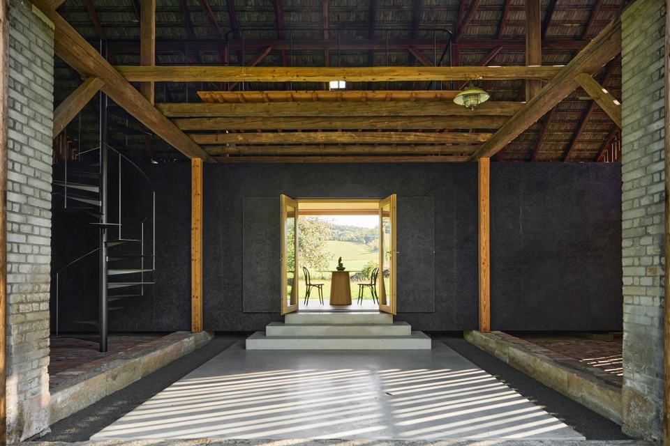 the box in the barn by facha architekti