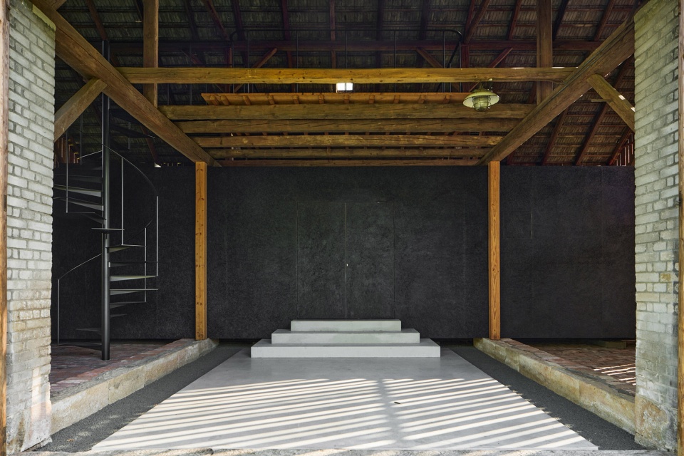 the box in the barn by facha architekti