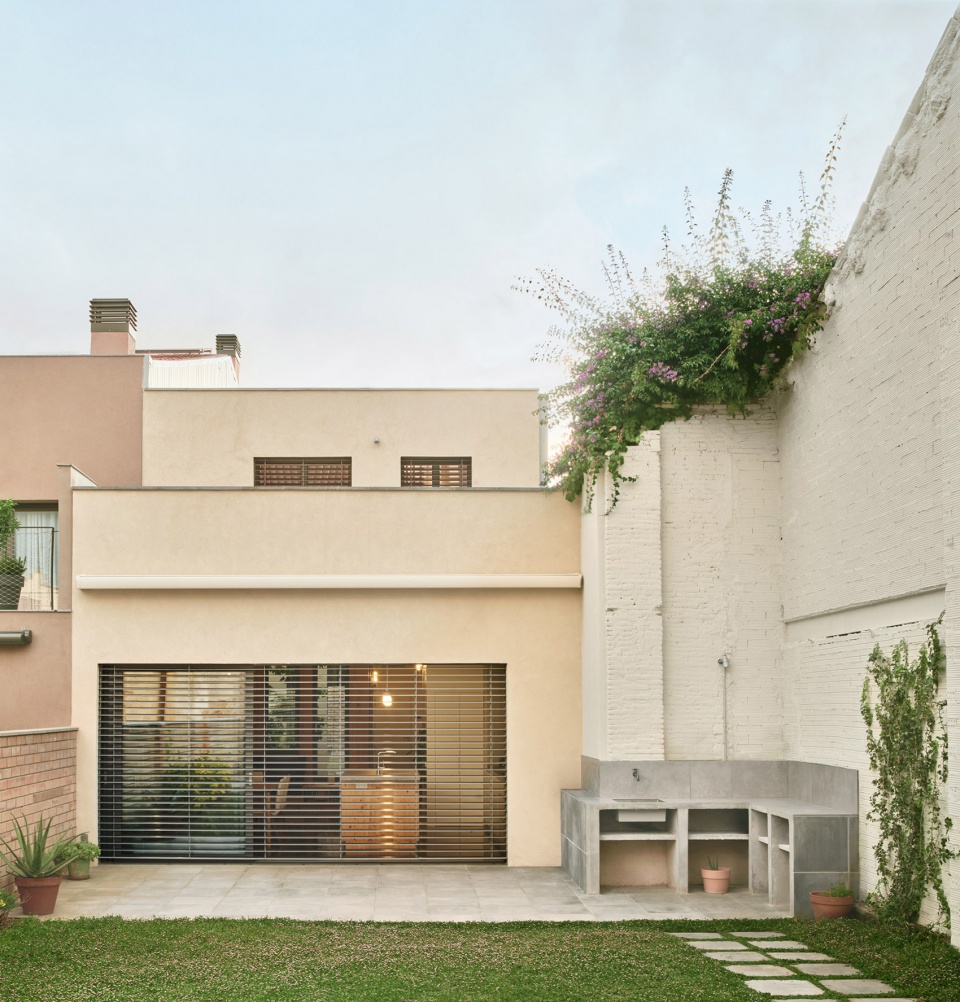 117bof a house to live around a tree by vallribera noray arquitectes