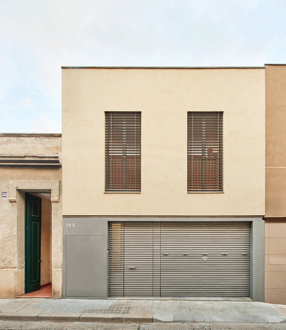 117bof a house to live around a tree by vallribera noray arquitectes